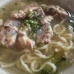 レモン食堂 - 海藻の香りが立ち上がる。塩味と旨味のバランスが明確で、出汁の輪郭がくっきりしている。