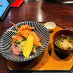 近江町食堂 - 宝箱丼　カニ、サーモン、ネギトロ