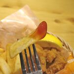コメダ珈琲店 - 素のままでは塩気が少ないフライドポテトですが、酸味と塩気の塩梅ナイスなケチャップをまとわせることでウマさマシマシに！モリモリと食が進みます！