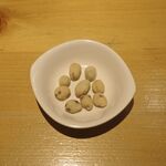 コメダ珈琲店 - おまけの豆菓子は衣サクサク、絶妙な塩気、豆の持つ香ばしさがあわさってウマー！