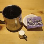 コメダ珈琲店 - ドリンク写真:まずは「アイスコーヒー」580円とおまけの豆菓子が登場!