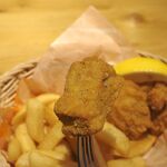 コメダ珈琲店 - ブロック状のチキンは衣サクサクかつスパイシーで、衣の中に潜む鶏肉は柔らかくジューシーで激ウマ！