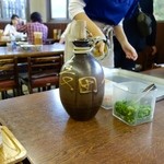 長田うどん - ［2014/11］出汁は大徳利から注ぐよ。