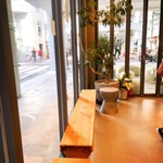 MAISON KUROSU 学芸大学店 - この椅子。何用？