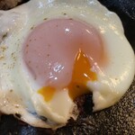 キッチンくま - ハンバーグに付いた目玉焼き