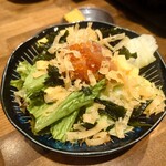 すし酒場 さんじ - 寿司屋の海鮮漬けサラダ（取り分け後）