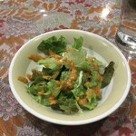 AMAN KITCHEN - インネパカレー店の謎ドレを超えた美味しさのオリジナルドレッシングがかかったサラダ