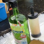 ヤマサ水産 - レモン果汁とお醤油が置いてあるよ