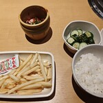 焼肉きんぐ - サイドメニュー。きゅうりも無難に美味しい