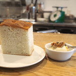 スガハラ - パン & マスカルポーネ + 胡桃 + 蜂蜜