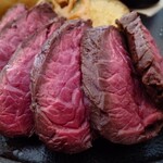 484cafe - 赤身肉がレア状態でカットされて提供されます