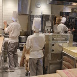 セントル ザ・ベーカリー - 行列から厨房の様子がみえる