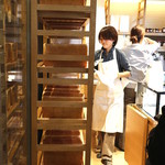 セントル ザ・ベーカリー - 焼き上がり、販売員は大忙し