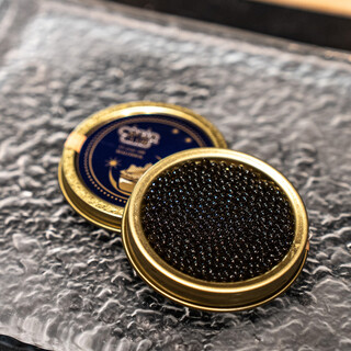 高級食材のキャビアと合わせるここでしか味わえない料理を