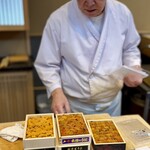 THE SUSHI TOKYO 旬 - 雲丹の状態をみる大将