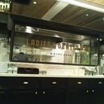 ビストロカフェ レディース&ジェントルメン - オープンキッチン