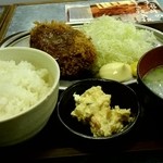 牛○ 有楽町店 - ランチのメンチカツ定食