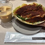 ポワン エ リーニュ 神田スクエア店 - 結局選んだのはピタサンド。ジャークチキン、好きなんですよねー！チキンはどうせ上だけだろ〜？って思ってたら中間にもちゃんといました！天晴れ