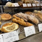 ポワン エ リーニュ 神田スクエア店 - 断面を見せたパンや、カリカリ感が伝わってくるような、揚げられたパンを散らしてたり、陳列がとにかくオシャレで上手で面白い！いつまでも見てられる〜(迷って決められない)