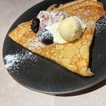 ポワン エ リーニュ 神田スクエア店 - そして、我慢できなかった無花果のクレープ(季節限定)！モチモチの生地と甘さ控えめのトッピングたちが無双してました。ぺろり