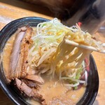 萬馬軒 新宿南口店 - コシツヨ中太麺最高！掘っても掘ってもなかなか麺に辿りつかない（笑）