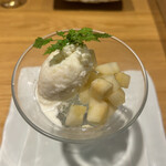 老虎菜 - コース
      デザート
      梨とレモンバーム