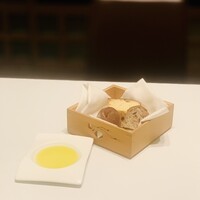 雀の庵 郡上 - ②【自家製パン3種】
                    ミルク+胡麻、ナッツ+レーズン、岩塩+ローズマリーのフォカッチャ