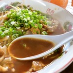 支那そば　たかはし - 最初はアッサリかと思いましたが
そこはやっぱり、徳島ラーメンの特徴の濃さ