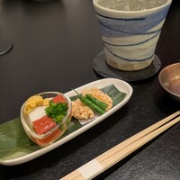 泳ぎとらふぐ活蟹料理 あじ平 - 麦焼酎 中々 ソーダ割・先付け