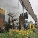 スターバックス リザーブ ロースタリー トウキョウ - 奥の隣りビルで予約券売機にて順番チケットを取ります