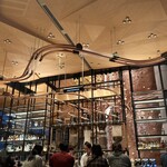 スターバックス リザーブ ロースタリー トウキョウ - ３Ｆ　天井上のダクトは豆が流れています