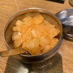 SPICY CURRY 魯珈 - 卓上の玉ねぎのアチャール