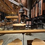 スターバックス リザーブ ロースタリー トウキョウ - １Ｆ珈琲焙煎機　　反対側エリアはグッズ＆豆販売