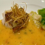 L'ESSOR - ハタの上に長ネギの揚げたやつ