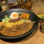 SPICY CURRY 魯珈 - ろかプレート(魯珈チキンカレー)+ 大根のウールガイ(プチカレー)ラムと舞茸カレー、かぼちゃのエリセリ
