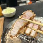 とんかつ ふじ井 - 千代幻豚200gリブロースこんな感じ