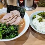 北里家 - 料理写真:チャーシューめん＋ほうれん草