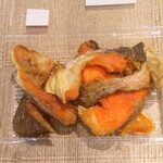 じんぼ - 鮭唐揚げ (税込)432円 ※開封後 (2025.10.28)
