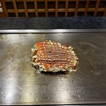 よっちゃん - たれ、マヨ、明太ソースをかける