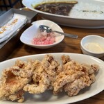 カリーアップ - カリーアップチキン　ひとつ200円　
                                奥に見えるのは牛すじカレー 1200円