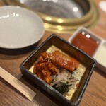 焼肉トラジ - まずはキムチ。辛そうに見えますが、辛くない。