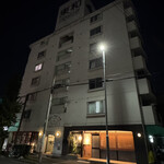 食堂さいと右 - お店が入るマンション外観