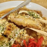 信濃路 - ちゃんと注文を受けてからカツを揚げて煮込んであるようで、食べると衣のサクッとした食感が残っています