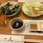 一久 - 先付(もずく酢)・生キャベツ・七品目のサラダ（コーンドレッシング）