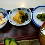 万両 - 厚揚げの煮物　つけもの
