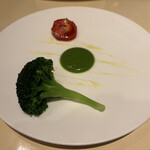 レストラン・アスペルジュ - 茹で上げブロッコリーと一晩マリネした完熟トマトの低温ロースト