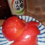 立ち呑み 晩杯屋 - 冷やしトマト　塩と味の素ふりかけてみた