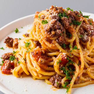 もちもち食感の生パスタ＆オーダー後に生地をのばす出来立てピザ