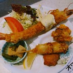 喫茶オリノ - 令和7年10月 平日ランチタイム(11:00〜15:00)
特製エビフライランチ 税込1650円
特大エビ1尾・ミックスフライ・一品・ライス・サラダ・みそ汁付