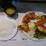 喫茶オリノ - 令和7年10月 平日ランチタイム(11:00〜15:00)
特製エビフライランチ 税込1650円
特大エビ1尾・ミックスフライ・一品・ライス・サラダ・みそ汁付